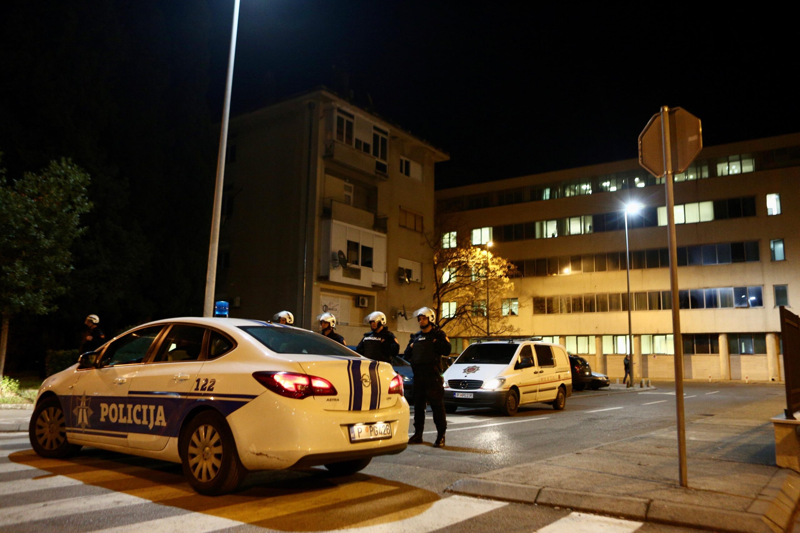 VIDEO – Policija okružila CB Podgorica: Sestra Andrije Mandića vikala na policajce