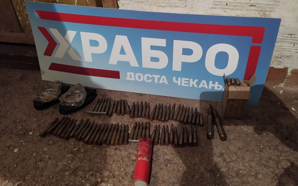 Uhapšen Nikšićanin, učesnik protesta: U stanu mu nađene puške, pištolji, lisice…