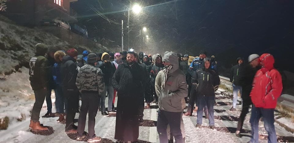 Vjernici SPC blokirali put Plužine – Nikšić