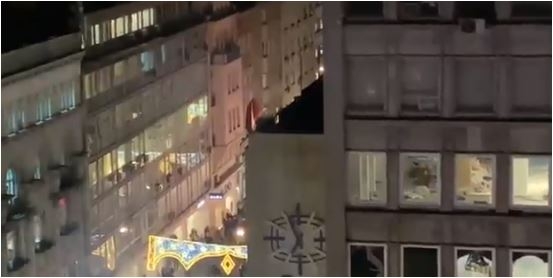 Demonstranti u Beogradu pokušavaju da zapale crnogorsku zastavu