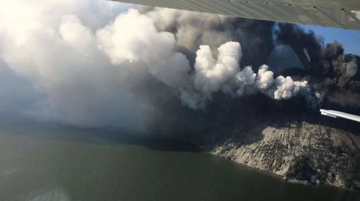 (VIDEO) Užas na novom Zelandu: Erupcija vulkana dok su u krateru bili turisti, poginula najmanje jedna osoba