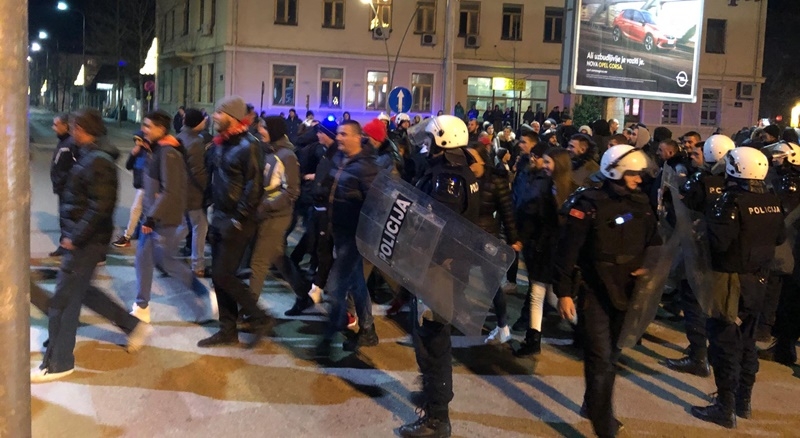 Građani se sukobili sa policijom u Nikšiću: Privedeno više osoba