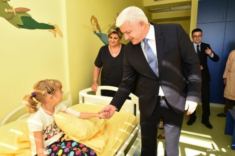 BRAVO ZA VLADU! Umjesto novogodišnjeg koktela donIraće novac Dječijoj bolnici
