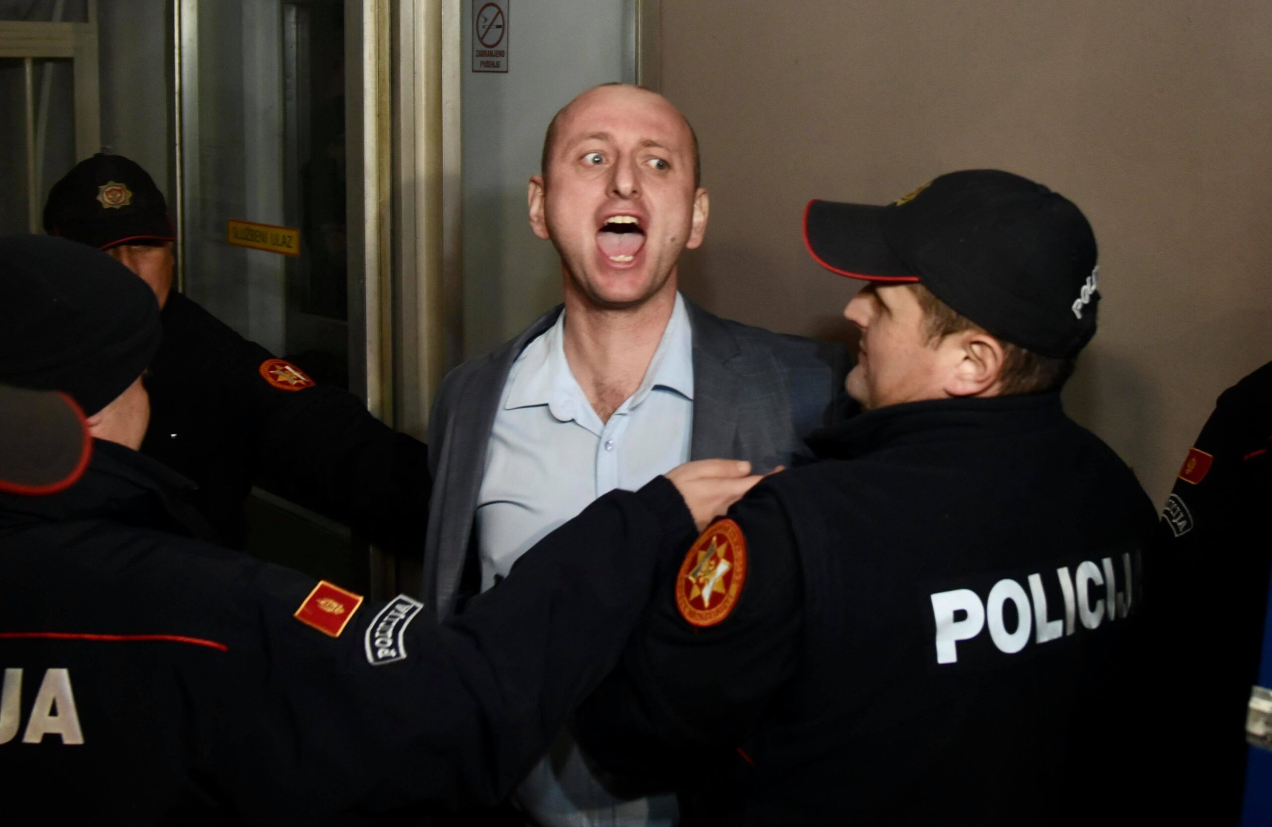 VIDEO – Zogoviću, Mandiću i Kneževiću zadržavanje do 72 sata: Poslanici DF-a im skandirali ispred Tužilaštva