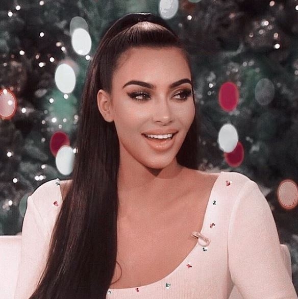 (FOTO) Svi se smiju poznatoj starleti: “Šta ti je to na nogama?”