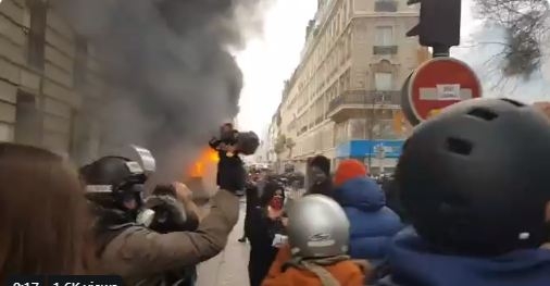Štrajk decenije u Francuskoj – blokada saobraćaja, policija koristi vodene topove