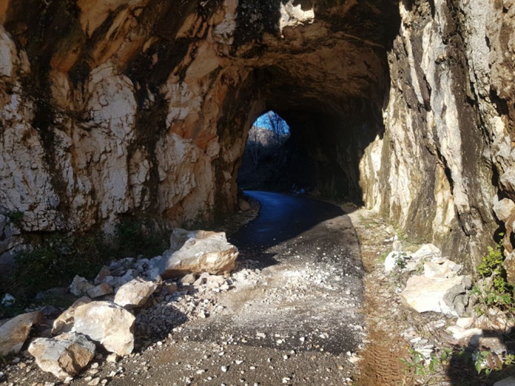 Odron na putu u Crmnici, saobraćaj otežan