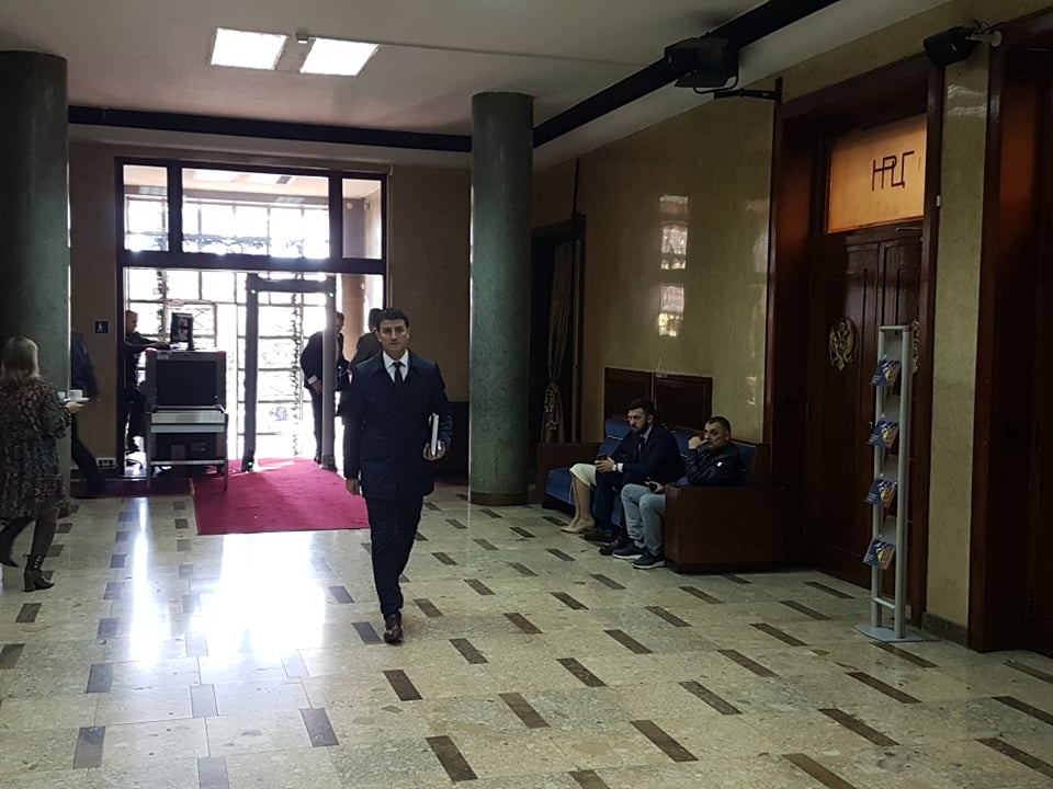 U Skupštini mirno: Čeka se dolazak lidera Fronta
