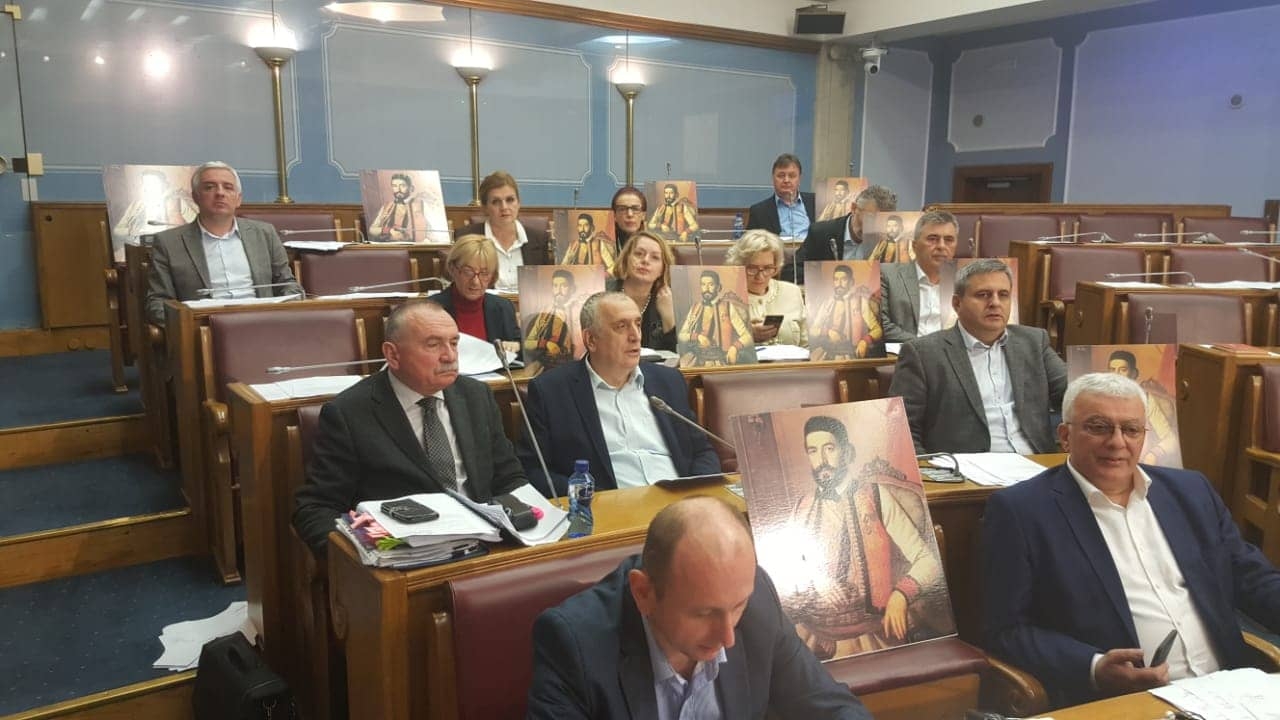 Poslanici DF-a donijeli plakate sa Njegoševim likom na sjednicu Skupštine