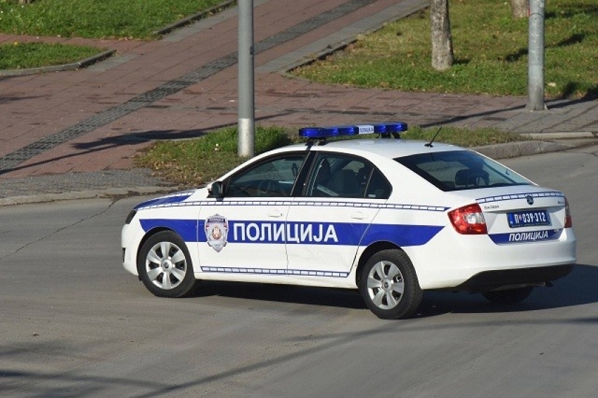 BMW se “zakucao” u automobil pored puta: Muškarac poginuo