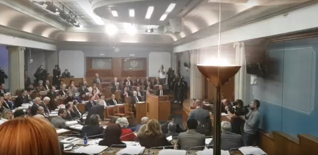 VIDEO – Burno na početku sjednice: Knežević htio da se “obračuna” s Pažinom