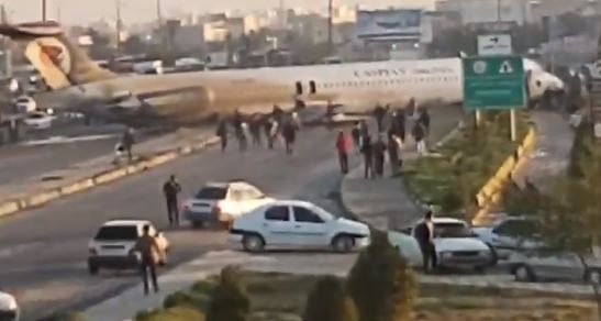 (FOTO – VIDEO) HAOS: Avion skliznuo s piste i izletio na ulicu