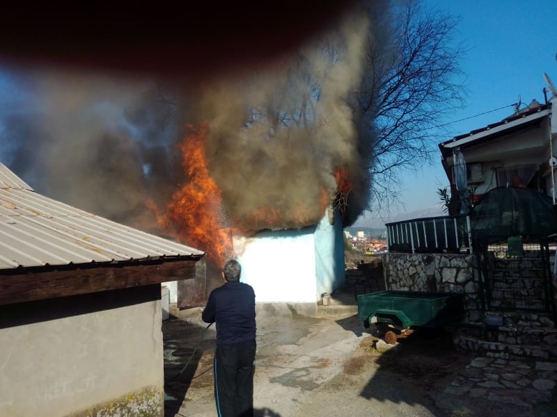 Gori kuća iza groblja Čepurci