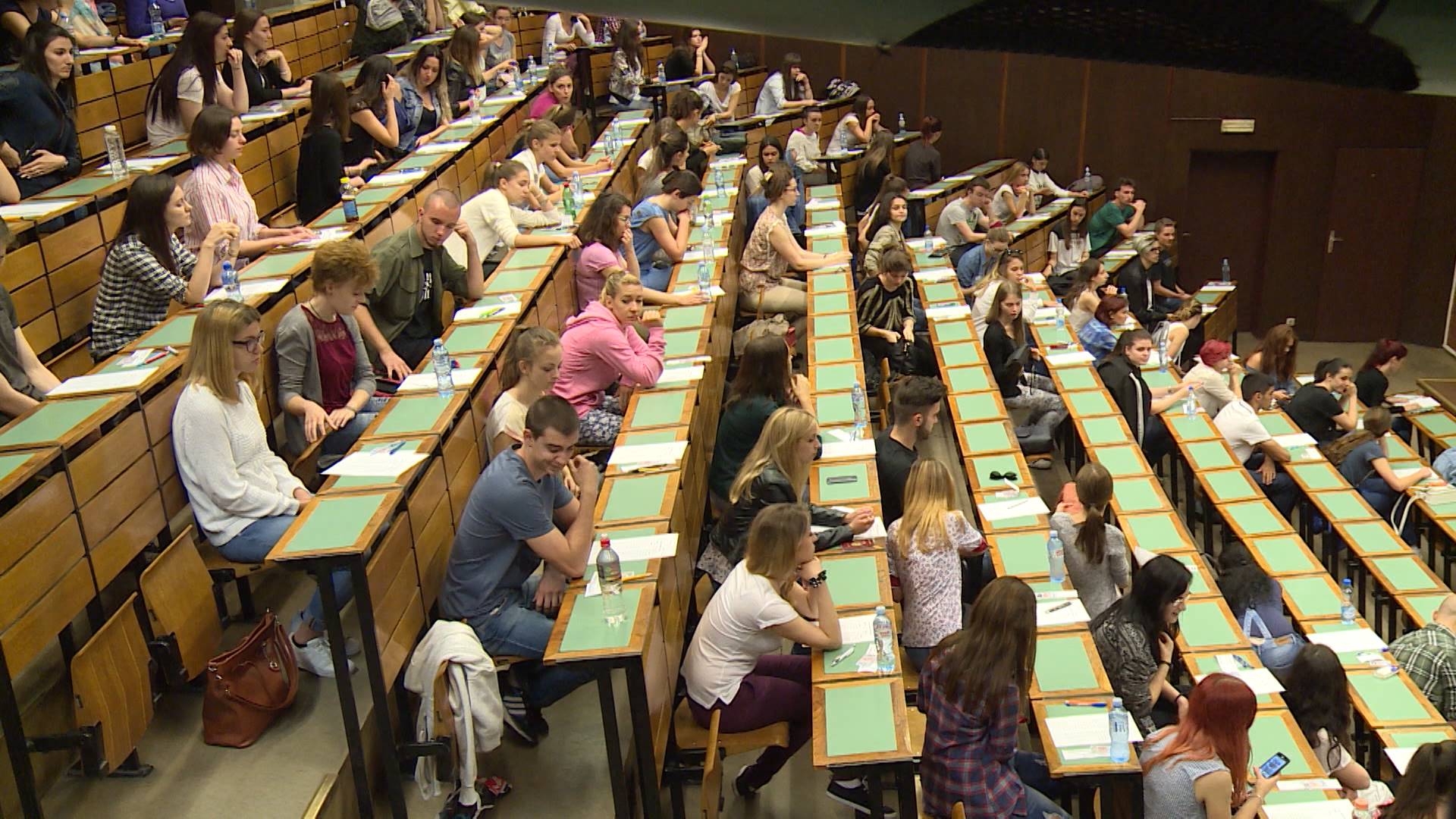 2000 studenata znanje steklo vani