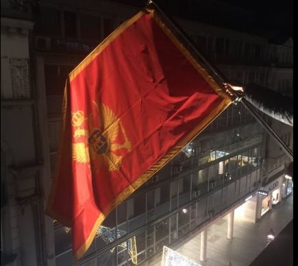 Beograd: Huligani opet pokušavaju da zapale crnogorsku zastavu