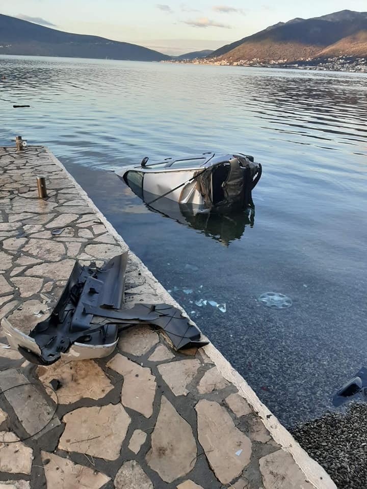 Tivat: Automobil sletio u more, povrijeđena jedna osoba