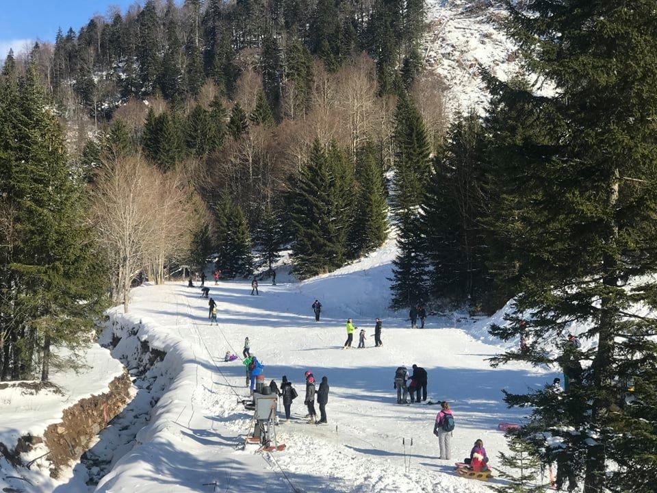 Skijalište u Kolašinu dobro posjećeno, otvoren ski lift i dvosjeda žičara