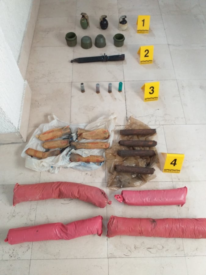 Danilovgrad: Policija oduzela tri ručne bombe, bajonet i eksploziv