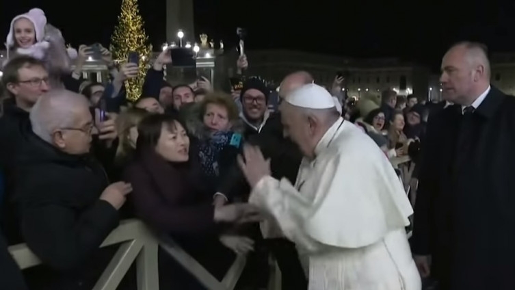 Papa Franjo se naljutio na vjernicu: Povukla ga za ruku i nije puštala, pogledajte šta se potom dogodilo