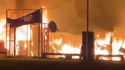 (VIDEO) Stravičan požar na Novom Beogradu: Izgorio splav na Savi, nema povrijeđenih