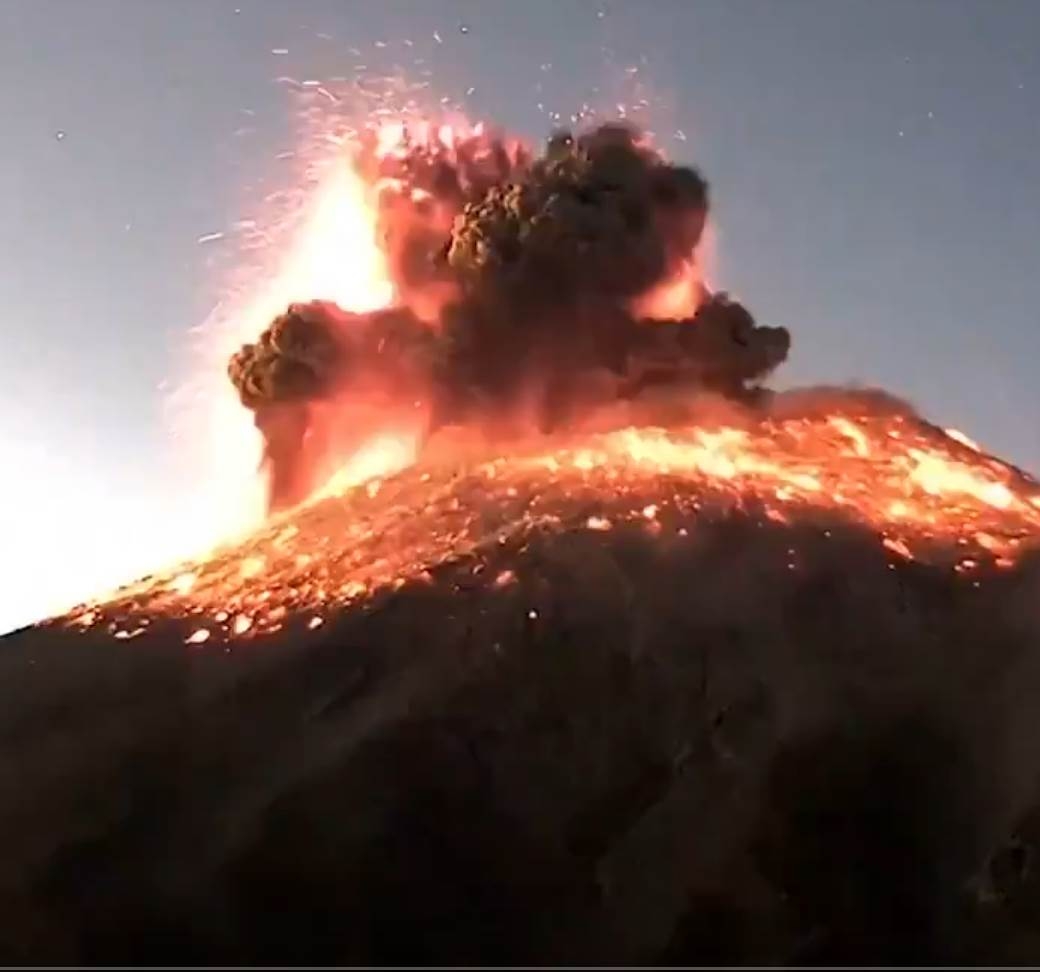 (VIDEO) Probudio se Popokatepetl, kamenje letjelo 1,6 kilometara uvis