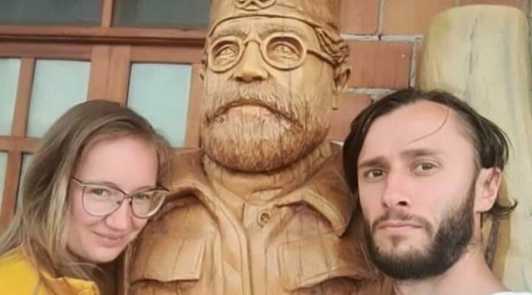 Pop SPC sa drvenim Dražom: “Ako sam se slikao ne znači da sam četnik”