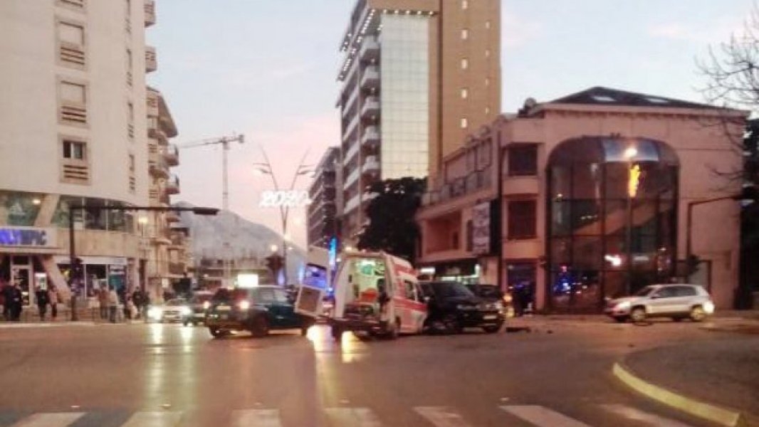 Budva: Sudar vozila Hitne pomoći i automobila, ima povrijeđenih
