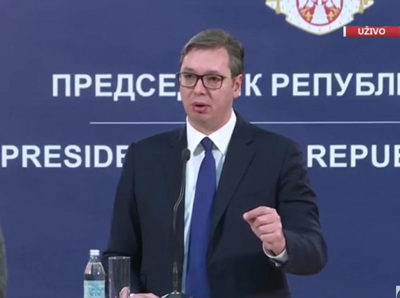 Vučić: Odlučiću najkasnije za 36 sati da li idem u Crnu Goru, o paljenju crnogorske zastave ni riječi