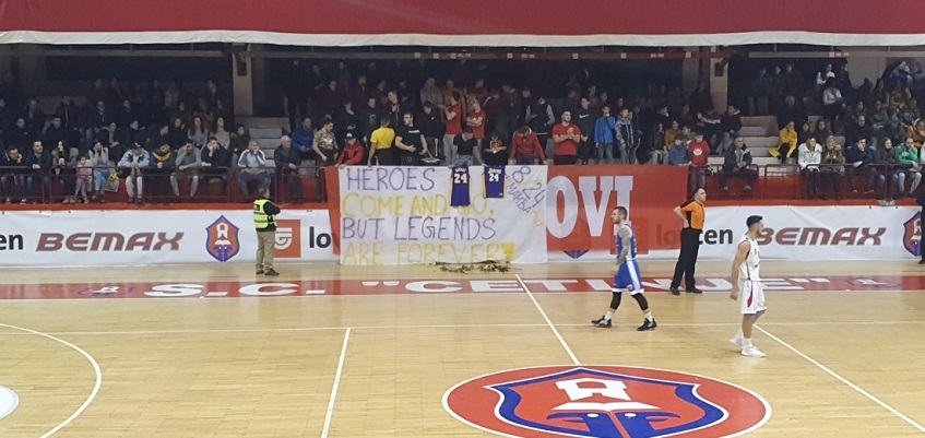 Dirljiv gest Cetinjana: Transparent i 24 ruže za Kobija