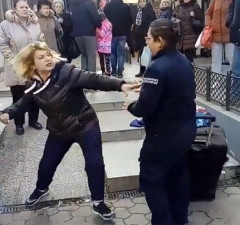(VIDEO) Nokautirala policajku i podijelila Srbiju: Neki je brane, drugi oštro osuđuju