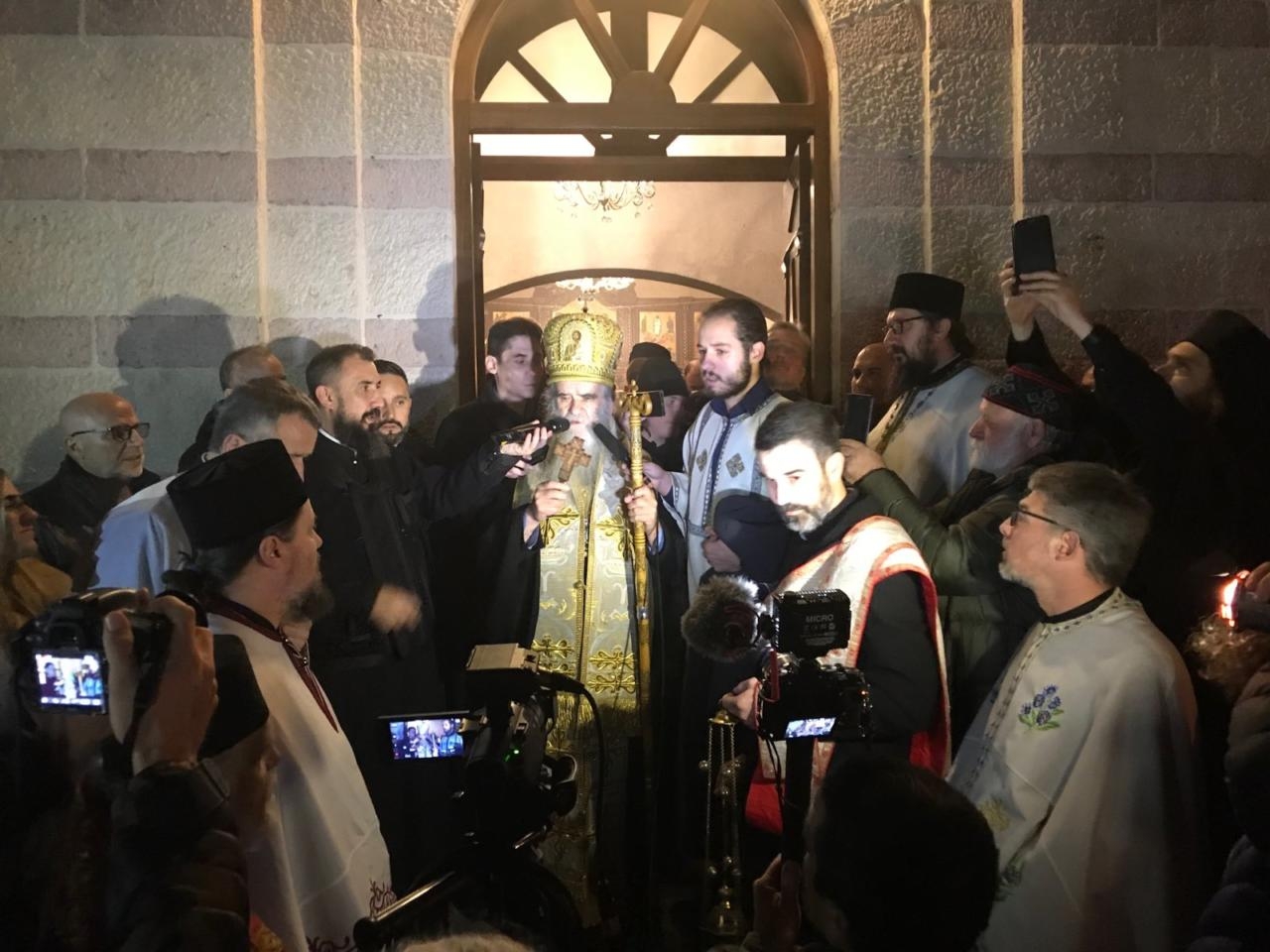 VIDEO – Litije širom države, Amfilohije poručio: “Neka padne zakon ili Vlada koja ga je donijela”