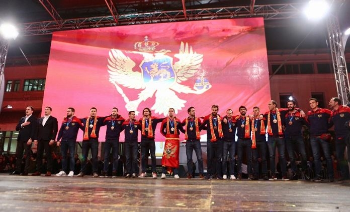 (VIDEO-FOTO) Prepun Trg Nezavisnosti: Stigli vaterpolisti!