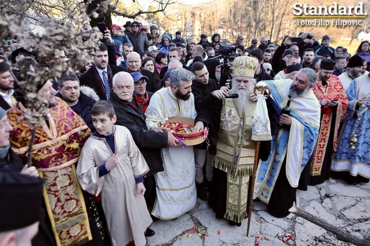 (FOTO-VIDEO) Amfilohije sa vjernicima naložio badnjake ispred Cetinjskog manastira