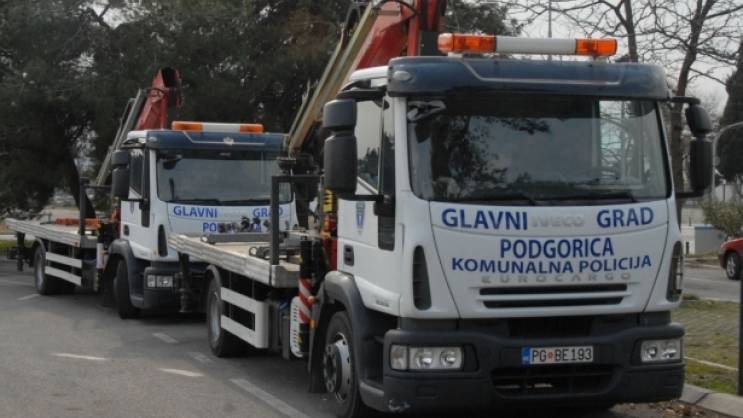 Automobili “okupirali” jednu traku ispred Zabjelske Vektre