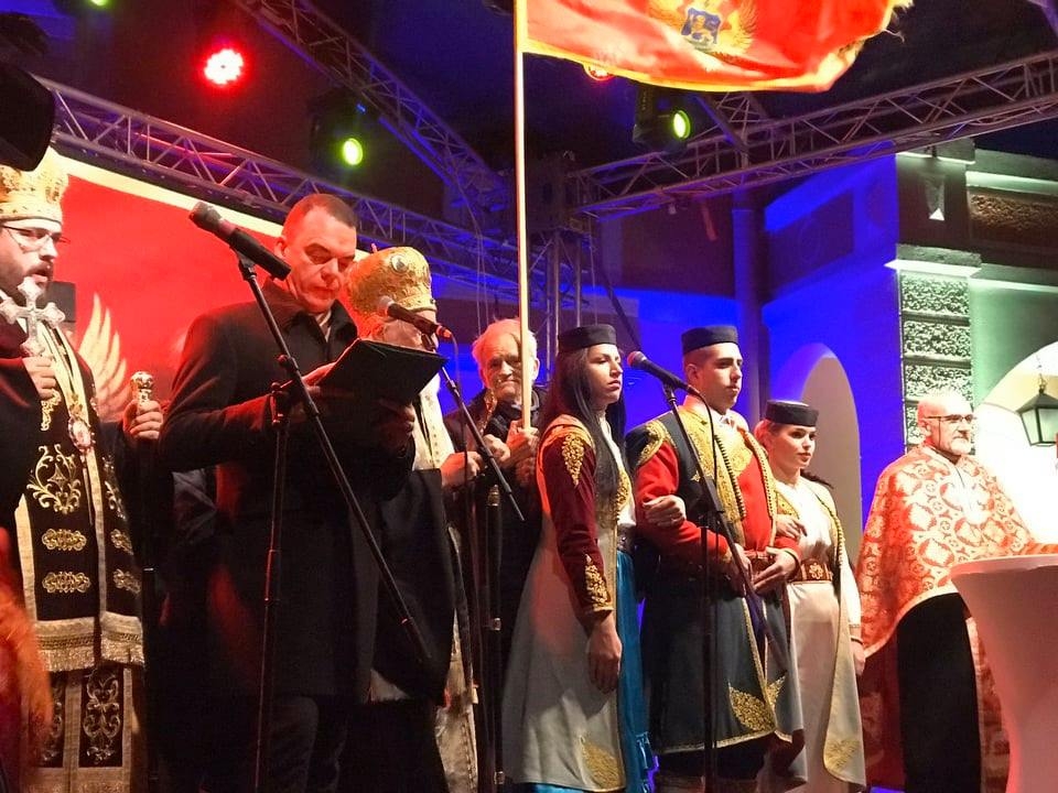 (FOTO-VIDEO) Vjernici CPC na Kruševcu naložili badnjake: Čuvajmo i državu i crkvu jer jedno bez drugoga ne može