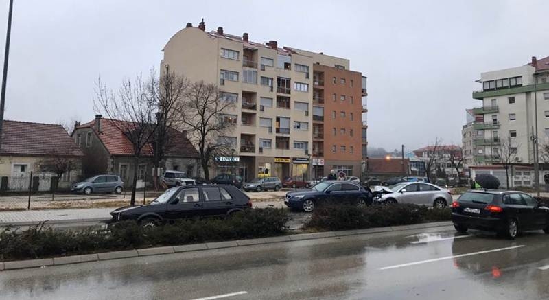 Sudar tri vozila, jedna osoba teže povrijeđena