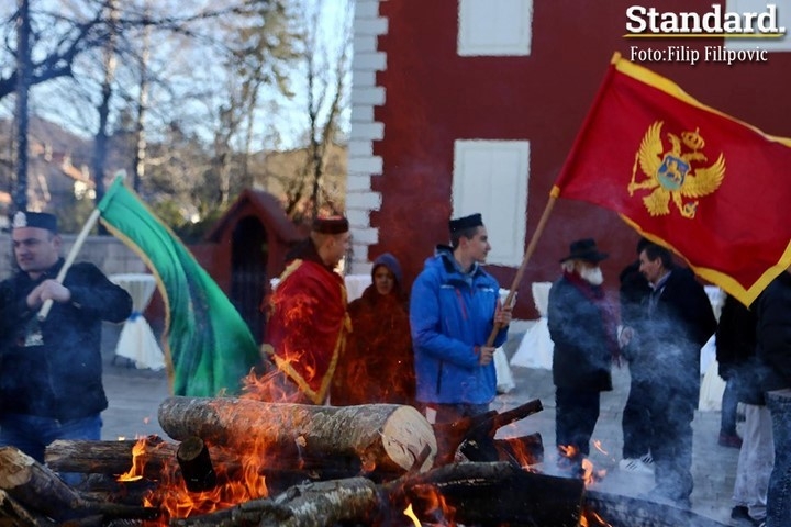 (FOTO) Standard u Prijestonici: Teku poslednje pripreme za nalaganje badnjaka u Cetinju