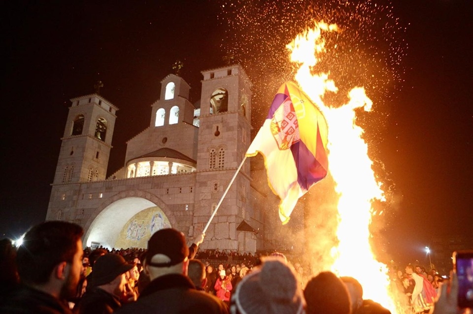 (FOTO – VIDEO) Uz vatromet i baklje dočekana Pravoslavna Nova godina, Džomić: Neljudskim Zakonima žele da podvrgnu sve hramove