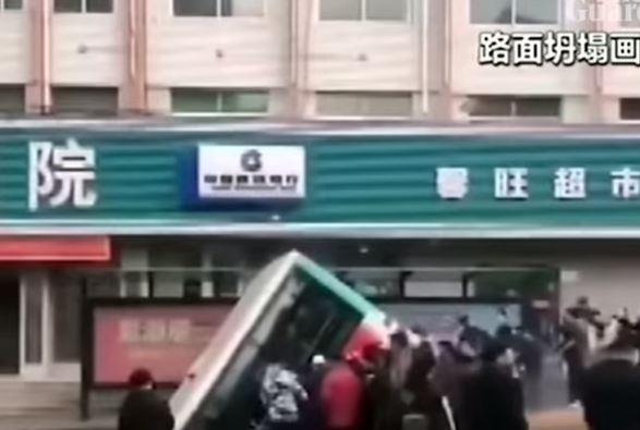 (VIDEO) Krater progutao autobus, šestoro mrtvih