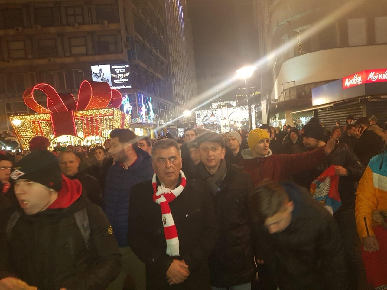 DF se hvali kako su njihovi poslanici bili dio grupe koja je u Beogradu zapalila crnogorsku zastavu