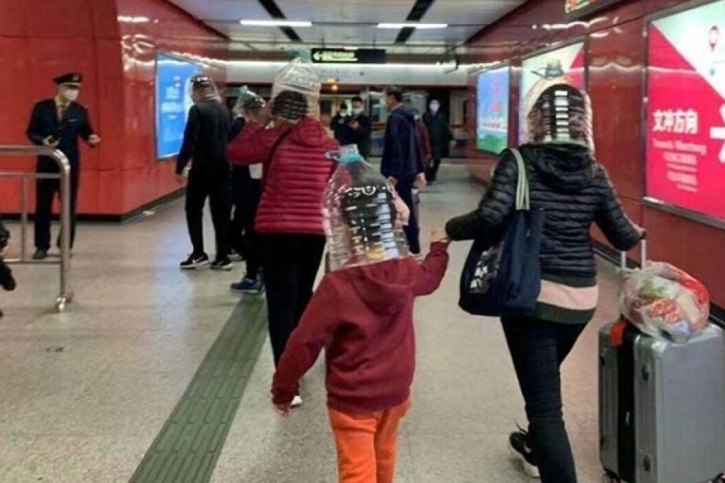 Kako se Kinezi štite od virusa: Kante i kese na glave pa u grad