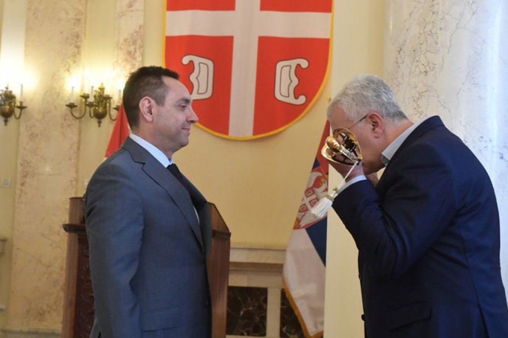 Vulin uručio Mandiću britku sablju za doprinos odbrani Srbije