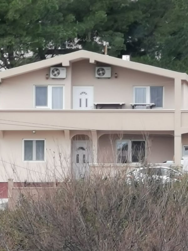 Građevinska inspekcija pokrenula provjere: Da li je policajac Zeković bespravno podigao dvospratnicu sa apartmanima za izdavanje?