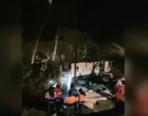 (VIDEO) Teška saobraćajna nesreća u Iranu: Autobus sletio u provaliju, 19 poginulih, 24 povrijeđenih