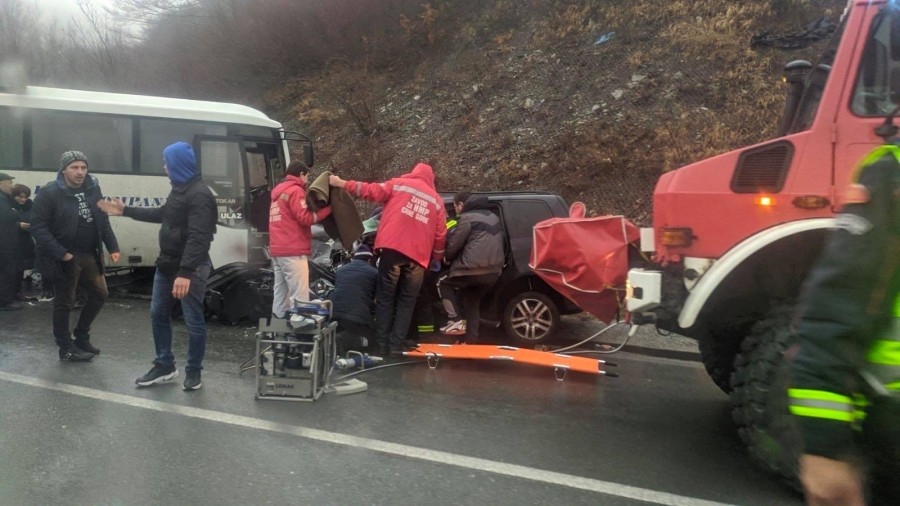 Saobraćajna nezgoda na putu Podgorica – Kolašin: Četvoro povrijeđenih u sudaru automobila i autobusa