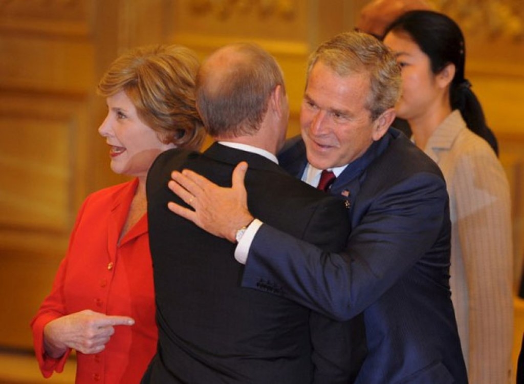 Kremlj objavio snimak plesa Buša i Putina