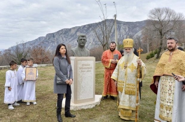 Amfilohije osveštao bistu ubijenog novinara Duška Jovanovića