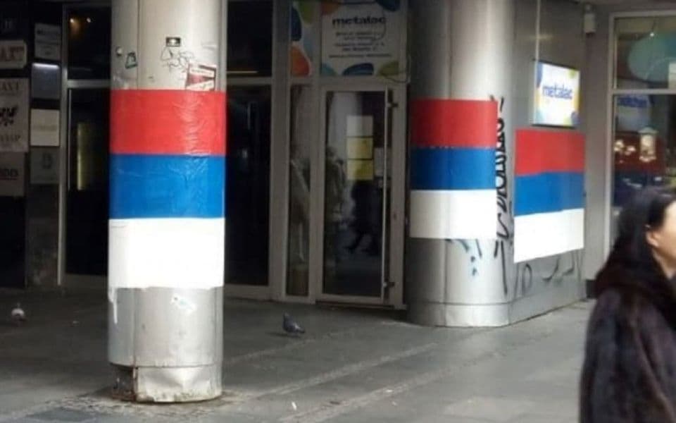 Ambasada Crne Gore u Beogradu trajno na meti provokacija: Trobojke kao opomena
