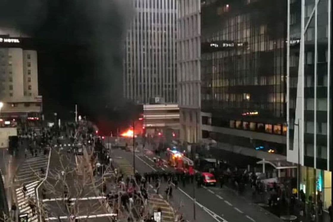 Gust dim nad istorijskim zdanjem u Parizu, plamen se i dalje vidi, evakuacija