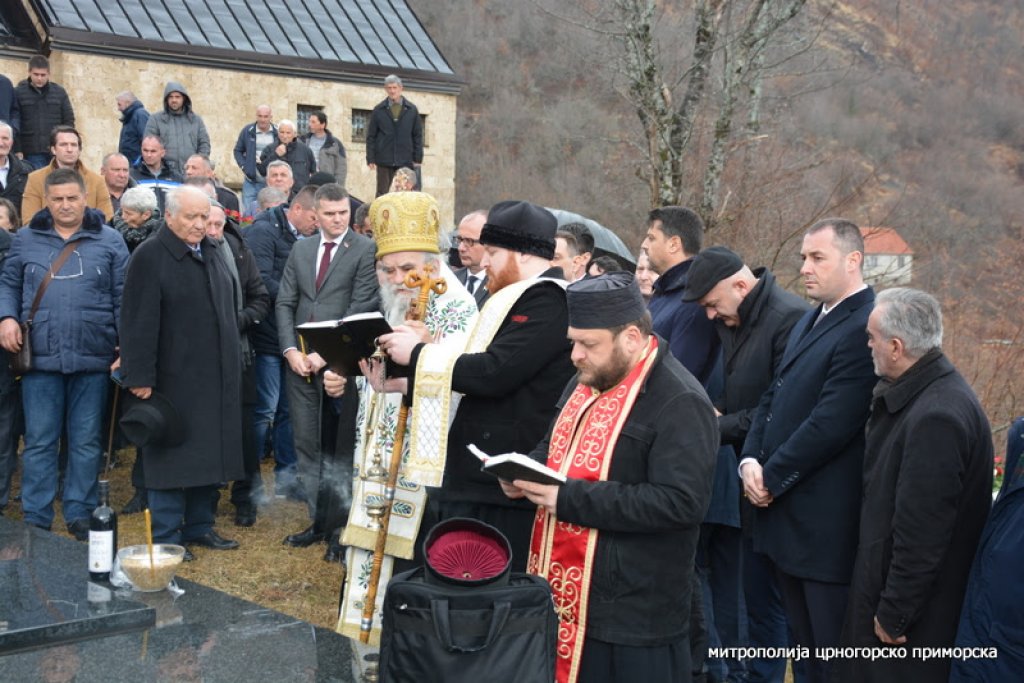 Amfilohije: Sramno što crnogorski ministar odbrane nije danas u Rovcima